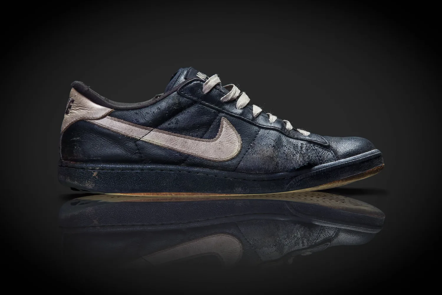  Leo's Nike SB Zoom Classic 
  
Out of the sneakers Leo had around 2010, the Nike SB Zoom Classic were the ones he enjoyed the most. "I loved the black leather and the combination of black midsole and gum outsole." But impeccable aesthetics would not